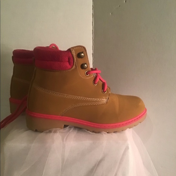 Girls Pink Trim Beige Boots Size 1 - Picture 1 of 5